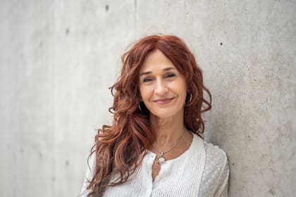 Karina Cavalli, terapeuta especializada en trauma y estrés, coordina talleres y formaciones donde enseña esta técnica que promueve el alivio emocional a través de la escucha del cuerpo