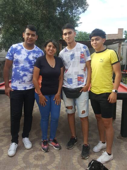 Karina con sus tres hijos. De izquierda a derecha: Cristian, Nahuel y Tiziano