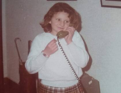 Karina en la casa de sus padres adoptivos.