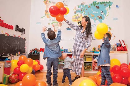 Karina en un momento de juego con Teo y los mellizos Simón y Benjamín.