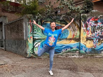 Karina Gao en la puerta de las casas que está reformando para inaugurar su primer restaurante