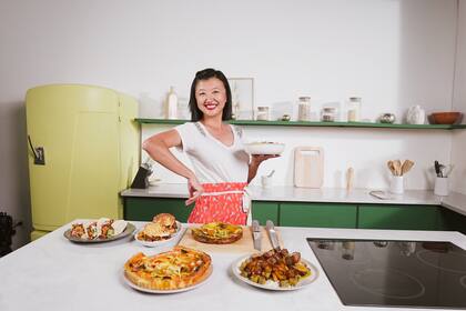 Karina Gao es una destacada cocinera y emprendedora que ha logrado ganarse el reconocimiento en el mundo gastronómico gracias a su enfoque en una cocina práctica y multicultural