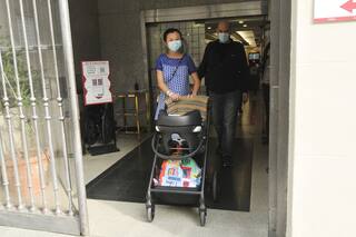 ¡Familia unida! Karina Gao recibió el alta y regresó a casa con su tercer hijo recién nacido, Teo