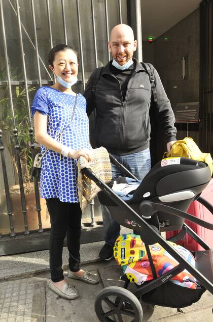 Karina Gao y Dominique Croce, a pura sonrisa, luego del nacimiento de su hijo Teo