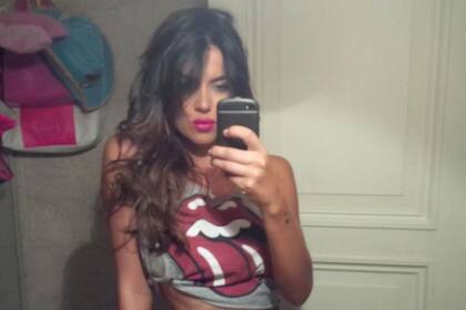 Karina Jelinek, enojada con una foto de Leonardo Fariña