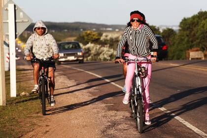 Karina Jelinek salió a andar en bicicleta por Punta del Este con una calza muy hot
