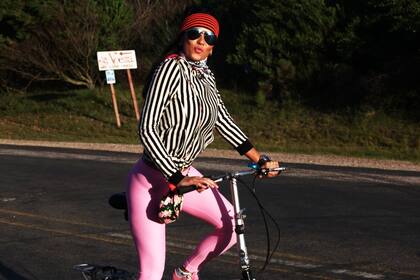 Karina Jelinek salió a andar en bicicleta por Punta del Este con una calza muy hot