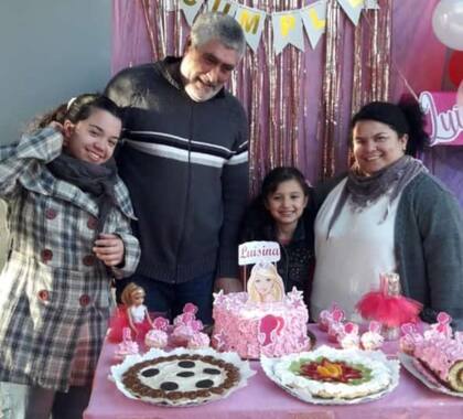 Karina junto a su marido y a su hija en un festejo familiar.