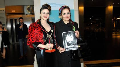 Karina K con un cartel por Santiago Maldonado