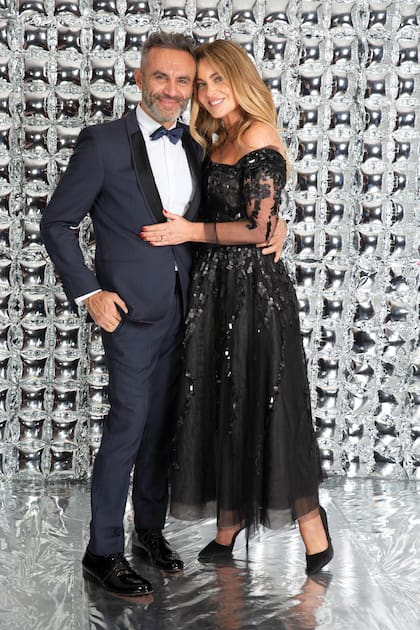 Karina Mazzocco (con un vestido de Nuria Bueno) posó con su marido, Omar El Bacha. Ganó como Mejor Conductora. “Estoy sobrepasada de felicidad”, dijo.