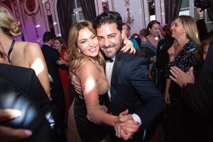 Karina Mazzoco, que llevó un vestido de Javier Saiach, hizo dupla con Hernán Piquín.