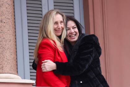 Karina Milei , abrazada por la ministra de Capital Humano, Sandra Pettovello, después de una reunión de gabinete en la Casa Rosada