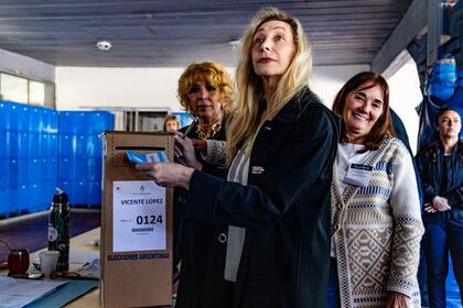 Karina Milei al momento de meter la boleta en la urna