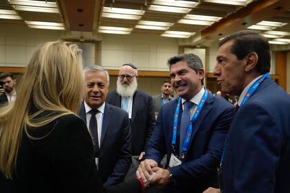 Karina Milei, en Canadá, saluda al gobernador Orrego (San Juan); al lado el mendocino Cornejo