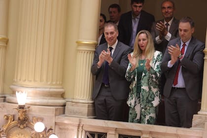 Karina Milei, en el Senado, acompañada por Santilli y Adorni; detrás Lule Menem y su hijo Sharif