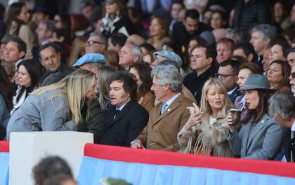 Karina Milei habla con el jefe de Estado en el palco