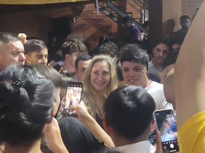 Karina Milei hizo una visita breve al evento y se tomó fotos con estudiantes que siguen el proyecto de Javier Milei