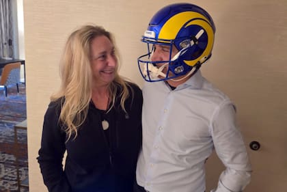 Karina Milei junto a Luis Caputo con el casco que le regaló Javier Milei