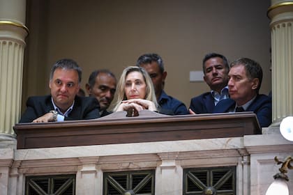 Karina Milei, junto a Manuel Adorni, Diego Santilli, y Martín y Eduardo Menem durante la sanción de la reforma laboral en el Senado