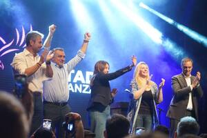 Karina Milei, junto a Pareja, Menem, Adorni y Ramírez, en el final del acto de LLA en el teatro Gran Rivadavia