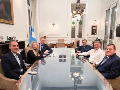 Karina Milei, junto a Santilli, Ritondo y Montenegro, con Eduardo Menem y Pareja