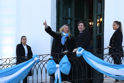 Karina Milei, la hermana del Presidente, también se asomó por el balcón para saludar a las personas que esperaban hace horas para escuchar el discurso del mandatario