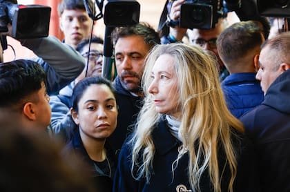 Karina Milei llegó a votar rodeada de un grupo de militantes