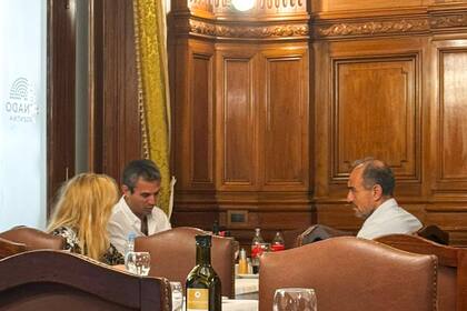 Karina Milei, Martín Menem y Eduardo Menem, en el comedor del Senado