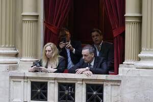 Karina Milei, responsable de la medida, y el vocero presidencial Manuel Adorni en la Cámara de Diputados