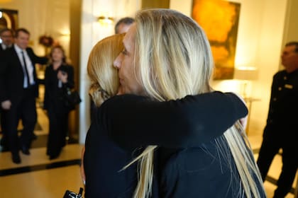 Karina Milei saluda a Georgia Meloni en la Basílica de San Pedro