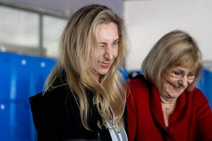 Karina Milei saluda a un militante en el momento de votar