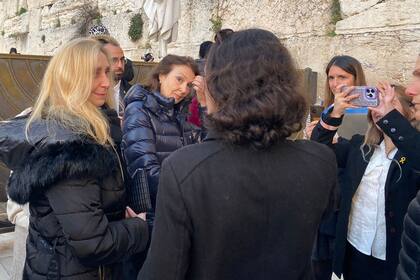 Karina Milei y Diana Mondino, en el Muro de los Lamentos