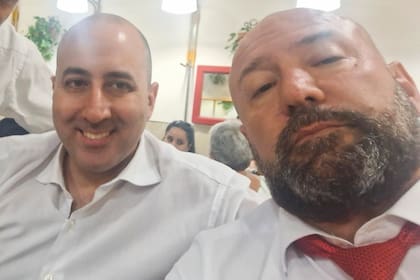 Karina Milei y los Menem están convencidos de que detrás de los audios de Diego Spagnuolo, ventilados por la plataforma Carnaval, atribuida a Pablo Toviggino, pasaron antes por las manos de Caputo. En la foto, Fernando Cerimedo (izquierda) y Spagnuolo (derecha)