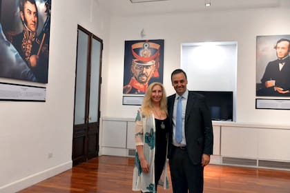 Karina Milei y Manuel Adorni, en el salón de los próceres, en la Casa Rosada