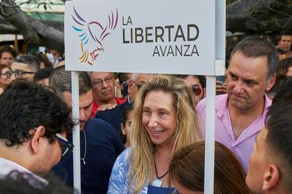 Karina Milei y Manuel Adorni, en una campaña de afiliación en la Recoleta