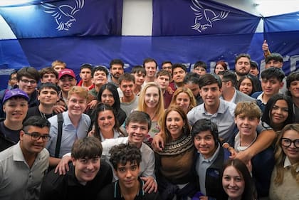 Karina Milei y Pilar Ramírez, con jóvenes secundarios