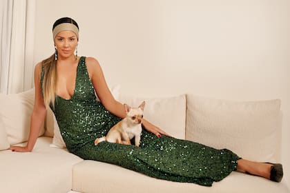 Karina posa junto a su perro Teddy. “No lo dejo solo ni loca, lo llevo conmigo a todos lados. ¡La gente me para en la calle para sacarse fotos con él!”, cuenta.