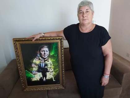 Karina Salas, madre de Emiliano Salas con un retrato de su hijo fallecido