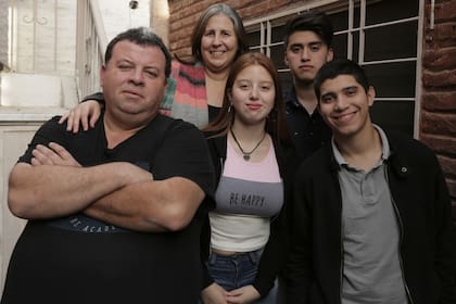 Karina Tomé y Daniel Monzón adoptaron a Nicolás, Lionel y Milagros cuando tenían 12, 10 y 3 años.