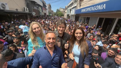 Karina y Javier Milei, este sábado, en campaña en Santiago del Estero junto a sus candidatos