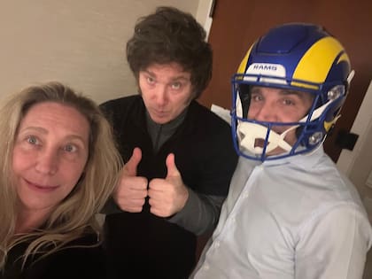 Karina y Javier Milei junto a Luis Caputo, este jueves en Estados Unidos