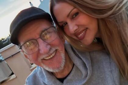 Karina y su padre, quien le pidió que no lo dejara en EE.UU. si se iba a España
