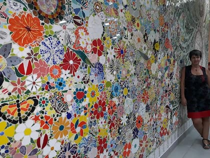 Karina Zinik, impulsora del mural colectivo ubicado en el hall de ingreso de la Maternidad Sardá