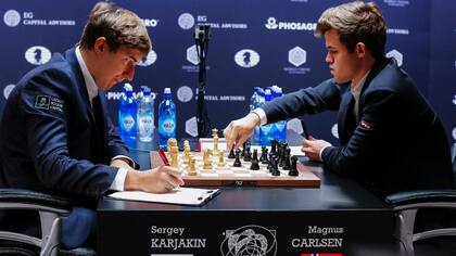 Karjakin (izq.) conservó la ventaja sobre el campeón mundial cuando quedan tres partidas