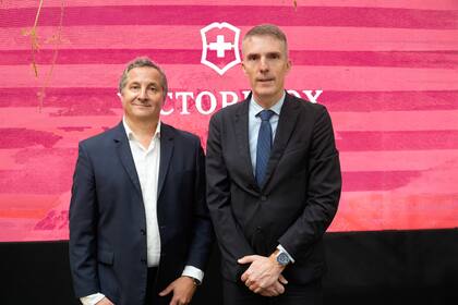 Karl Kieliger, Director General para Latinoamérica de Victorinox, y Rogelio Abella, presidente de Suevia Group S.A.
