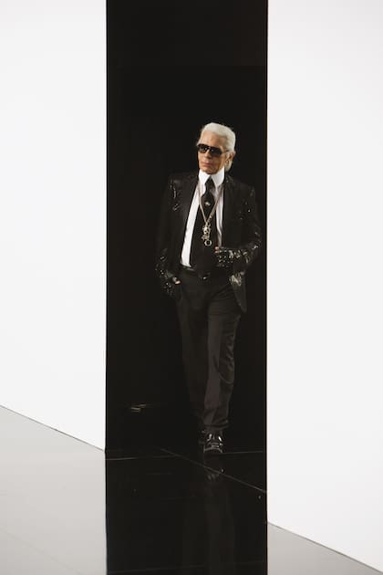 Karl Lagerfeld cambió la moda yendo a la par, fiel a algunos signos de estilo pero proyectado en permanencia hacia lo que vendría