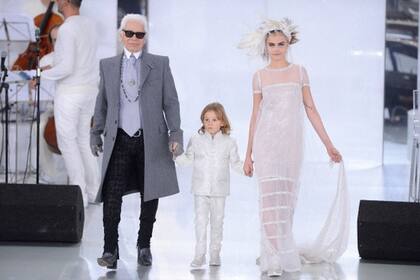 Karl Lagerfeld, Cara Delevigne en el último desfile de Chanel Haute Couture