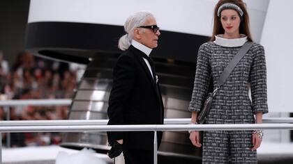 Karl Lagerfeld y el tweed que siempre se recrea, Chanel invierno 2017/18