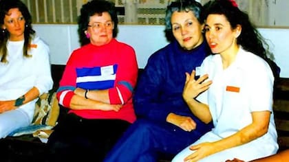 Karla Faye Tucker en reunión con otras reclusas