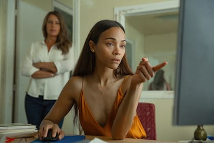 Karla Sofía Gascón, izquierda, y Zoe Saldaña en una escena de Emilia Pérez